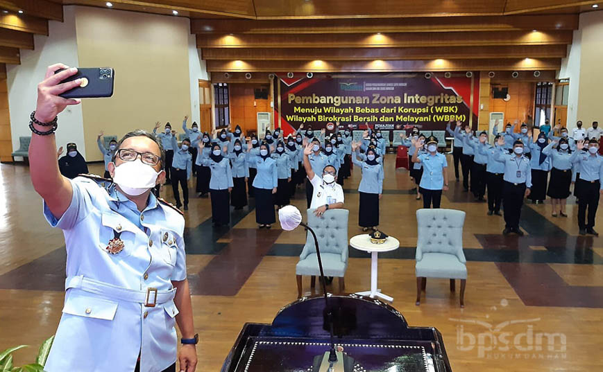 Pellentesque eget velit lacus. Vestibulum ante ipsum primis in faucibus orci luctus et ultrices posuere cubilia curae